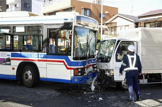 �ձ�һ�������뿨��ӭ����ײ��6������3������