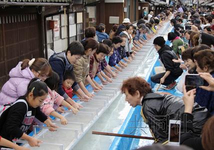 日本约百人挑战抄纸工艺制作60米长和纸（图）
