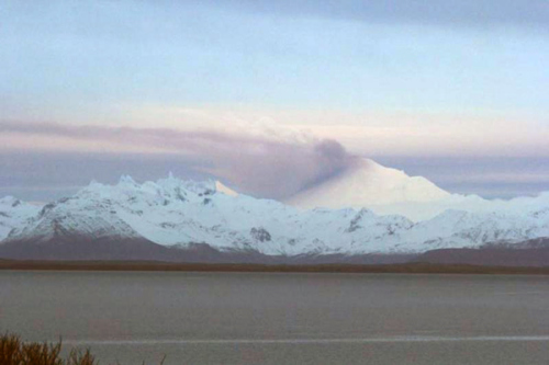 阿拉斯加州最活跃火山喷发积雪变黑飘浓烟(图)