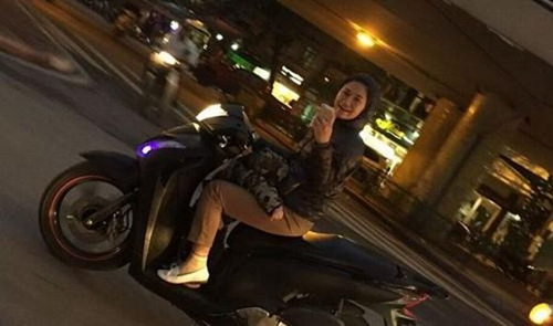 越南女子骑摩托抱娃狂拍贝克汉姆被批丢脸(图)