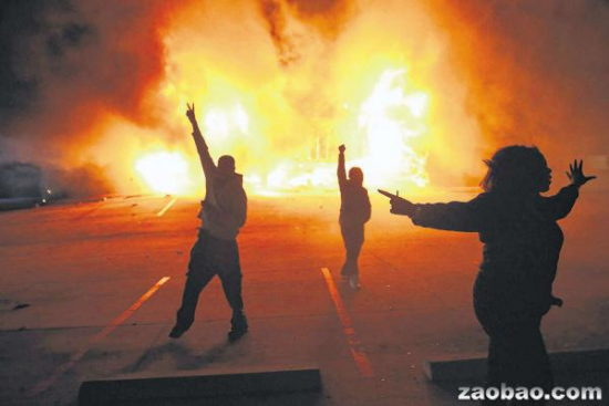 美国密苏里州爆发严重骚乱奥巴马呼吁保持克制