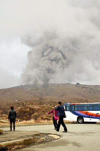 日本阿苏中岳火山发生小规模喷发山体膨胀(图)