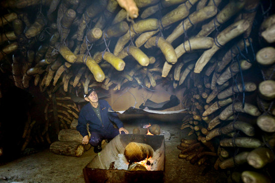 日本农民秘制熏萝卜:12平米作坊内挂1500个萝卜