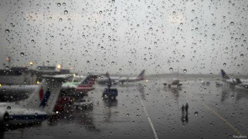 美东地区普降大雪扰乱感恩节出行千余航班取消