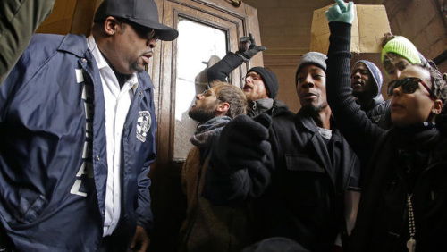 美小镇骚乱愈演愈烈抗议人士冲击市政大楼被捕