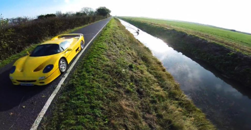 运动员在农田水渠中滑水跑车开道涉嫌超速(图)