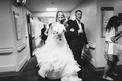 女子在医院办婚礼让绝症母亲目睹出嫁过程(图)