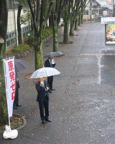 菅直人街头卖力演讲无人驻足指安倍系头号战犯
