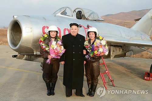 金正恩视察女歼击机飞行员训练亲自为其拍照(图)