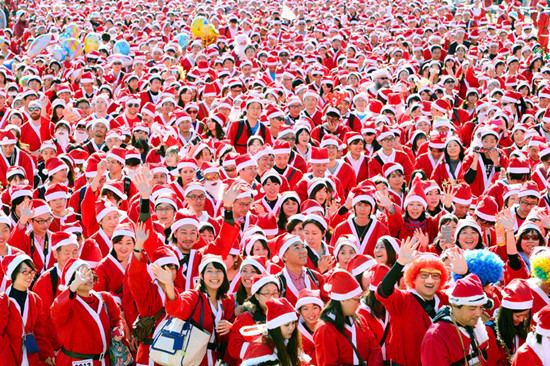 日本慈善活动：逾万人着圣诞老人服装奔跑（图）