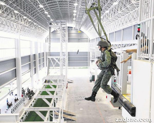 全球首座一站式跳伞设施落成可助空降训练(图)