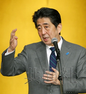 安倍与竞争对手同日抵北海道拉票隔空激烈论战