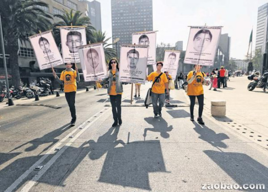 墨西哥各地示威活动不断抗议43名学生遭杀害(图)