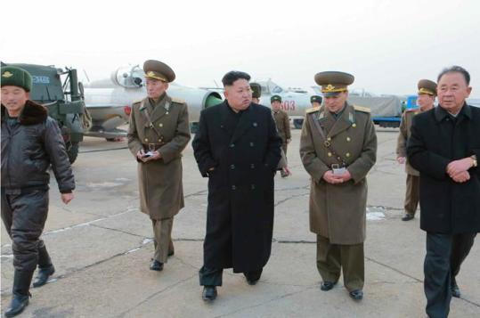 金正恩视察航空部队要求设养猪场提供肉食(图)