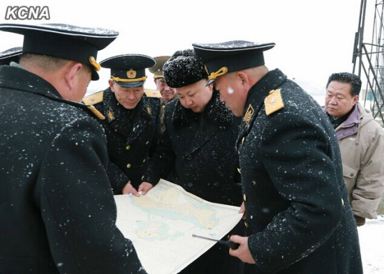 金正恩视察朝鲜海军部队 观摩鱼雷突击训练(图)