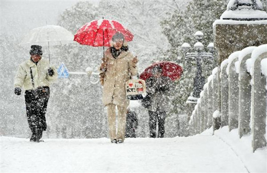 北海道遭遇暴风雨雪千余学校停课海水倒灌民宅