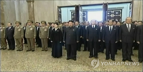 金正恩夫妇参谒太阳宫悼念金正日李雪主穿黑色丧服
