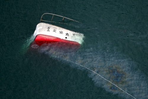 日本广岛县海域发生两船相撞事故两人死亡(图)