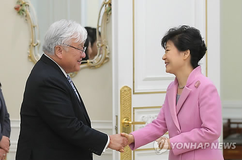 朴槿惠会见美国日裔议员强调解决慰安妇问题
