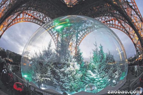 埃菲尔铁塔下设巨大水晶球营造鲜花等景观(图)
