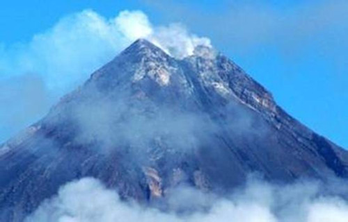 菲马荣火山警戒级别降低被疏散人员可回家过节