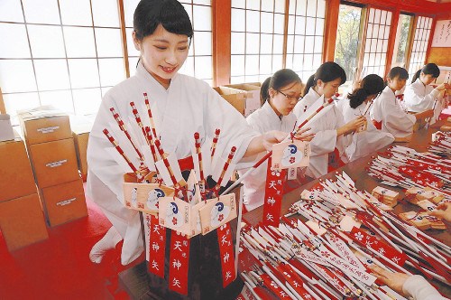 日本女学生加入“巫女”行列为新年祈愿(图)