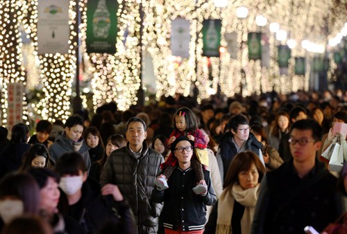 圣诞将至日本东京表参道璀璨灯饰温暖夜空(图)