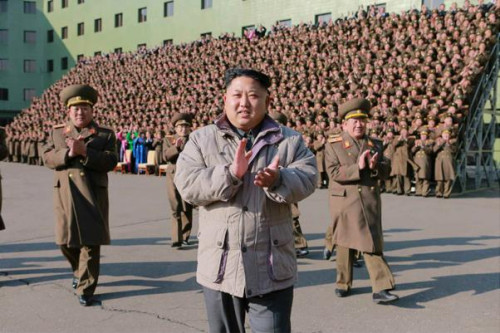 金正恩与后勤工作者合影称赞其走忘我献身之路