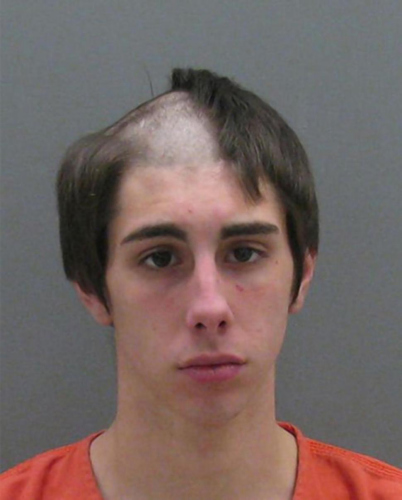 男子犯罪遭通缉欲剃发伪装 剃到一半被抓(图)