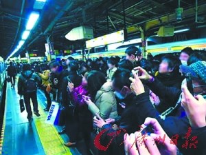 日本人围观跟拍跳轨自杀要不要谴责惹争议(图)