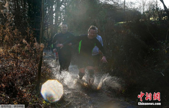 卡梅伦参加慈善越野赛:溪水里奔跑脸上挂泥(图)