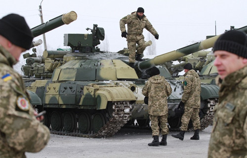 乌总统视察西部射击场向军队移交100件军事装备