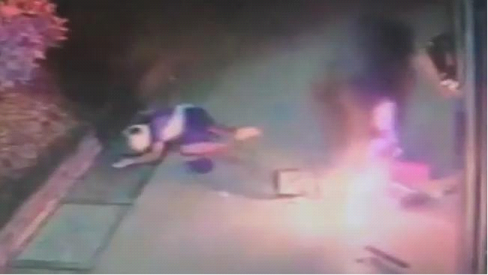 澳大利亚笨贼企图炸毁ATM机取钱反将自己炸伤