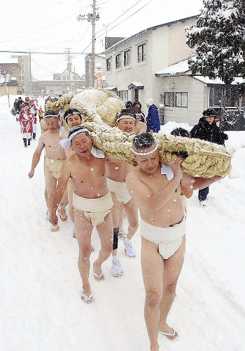 日本举行裸拜活动40名男子冒雪抬年绳(图)