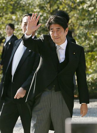 安倍参拜伊势神宫称春季后确立自卫权相关法案