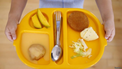 英国校餐新标准:减少油炸食品限制果汁摄入量