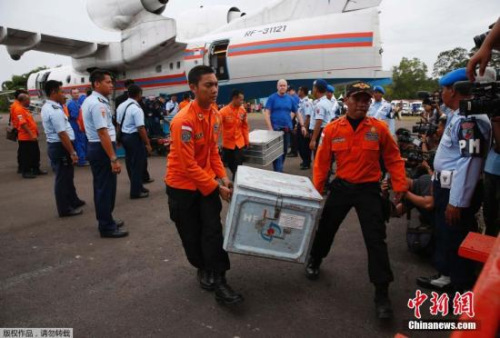 俄媒：俄飞机在亚航空难海域发现30具疑似遗体