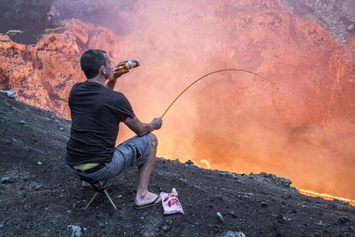 太疯狂:新西兰男子坐火山口喝酒烤棉花糖(图)