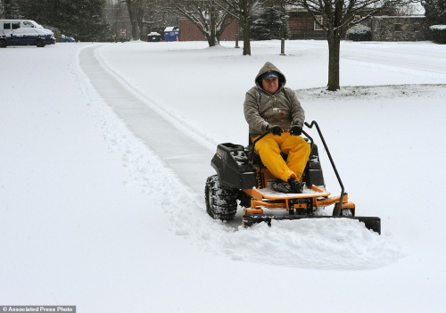 全美降温多地成“冰窖”民众全副武装迎低温(图)
