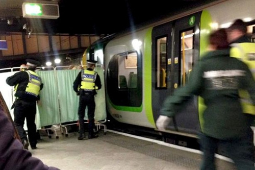 奇迹：英国一女子掉入站台与铁轨缝隙毫发无损
