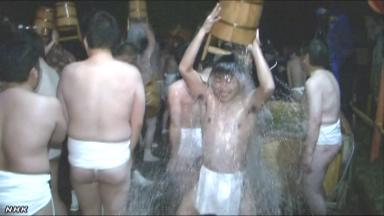 日本举行传统“裸参拜”男子在冬夜浇冷水净身