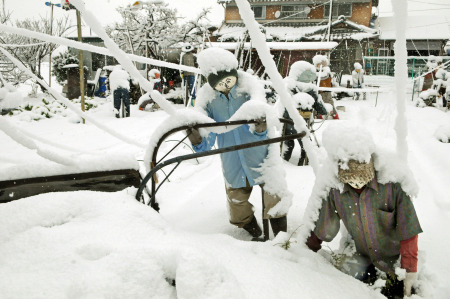日本年初以来遭遇降雪天气稻草人被大雪围困(图)