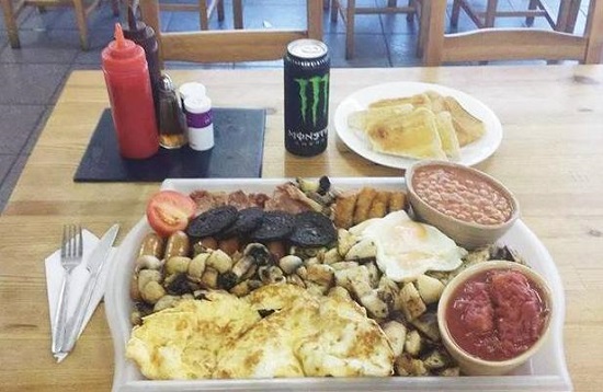 英餐厅推出超级巨型早餐引“大胃王”食客挑战