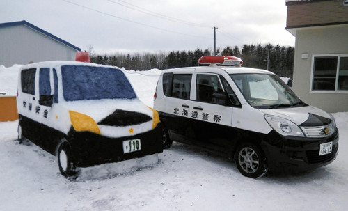 雪人已经过时了:日本警察堆出“雪警车”(图)