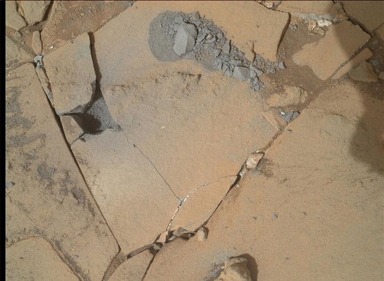 “好奇”号火星车进行岩石钻孔测试(图)