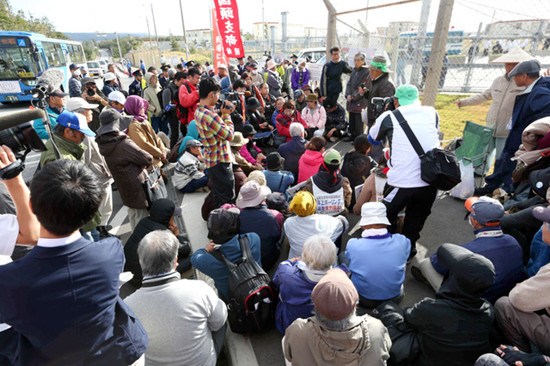 安倍政府美军基地搬迁计划遭市民强烈抗议(图)