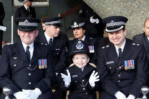 英国男童身患绝症警方总动员圆其警察梦(图)