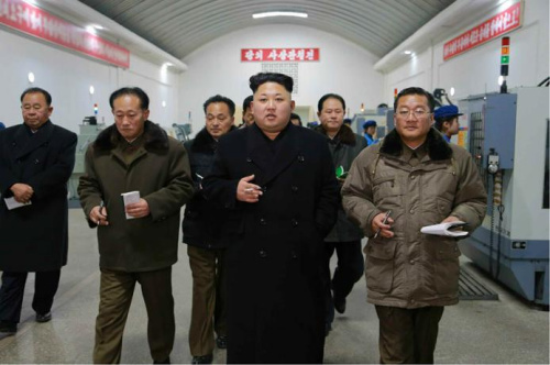 金正恩视察精密机器工厂强调改善劳动环境(图)