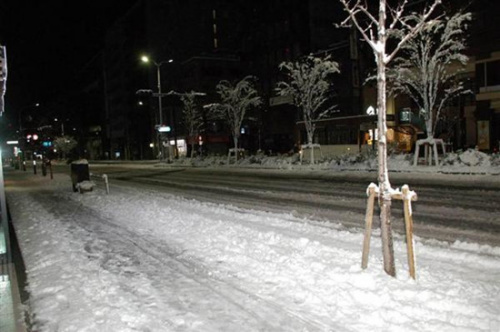 暴风雪袭击北海道超过400名旅客滞留机场过夜