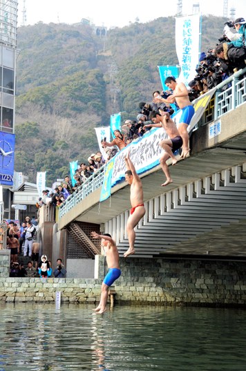 日本德岛举行冬泳大会自卫队员表演跳水(图)